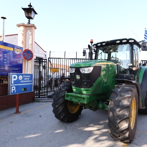 Στη Θεσσαλονίκη οι αγρότες - Έστησαν μπλόκο με τρακτέρ έξω από το λιμάνι