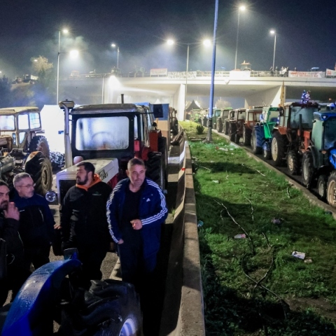 Παραμένουν στα μπλόκα οι αγρότες