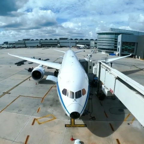 Αναγκαστική προσγείωση για Boeing της United Airlines