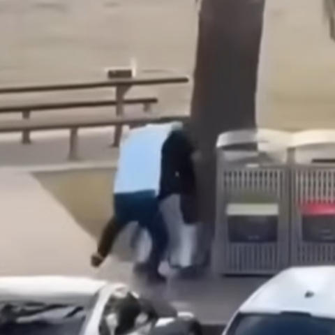 Οι Αυστραλοί χαιρετίζουν τον περαστικό που όρμησε και άρπαξε το όπλο από δράστη της τρομοκρατικής επίθεσης	