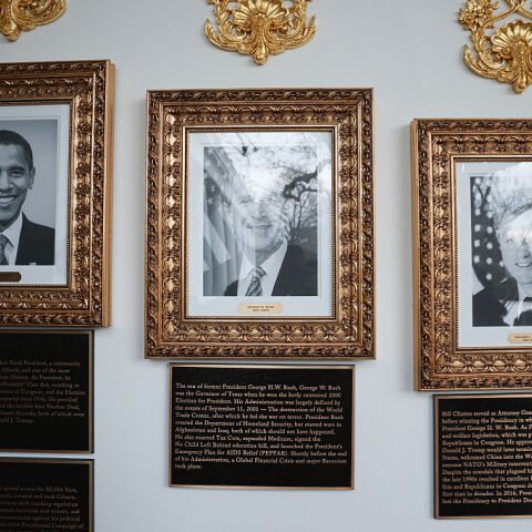 Ο Τραμπ έστησε «Walk of Fame» στον Λευκό Οίκο – με πλακέτες-επιθέσεις σε Μπάιντεν και Ομπάμα