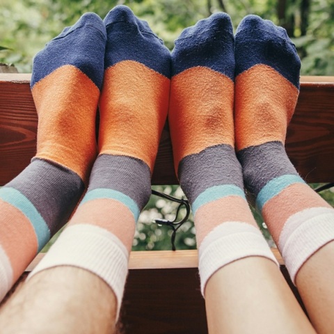 Γιατί δεν πρέπει να φοράμε τις ίδιες κάλτσες δύο φορές, σύμφωνα με τους μικροβιολόγους