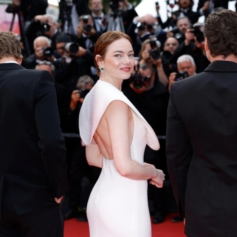 Pantone 2026: Το Cloud Dancer στα πιο stylish looks των celebrities