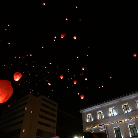 Γέμισε φαναράκια ο αττικός ουρανός για τη «Νύχτα των Ευχών» στην πλατεία Κοτζιά - Μαγευτικές εικόνες
