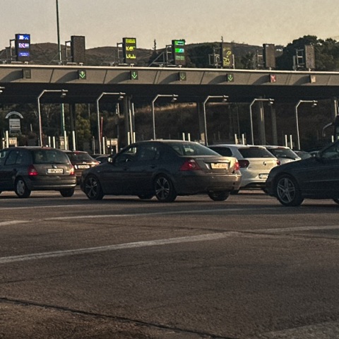 Μετ΄ εμποδίων η επιστροφή των εκδρομέων στην Αθήνα - Ουρές χιλιομέτρων στο Μαρτίνο