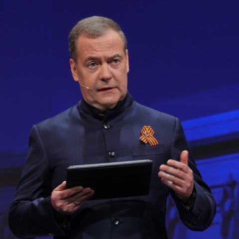 Απειλές Μεντβέντεφ προς Ζελένσκι