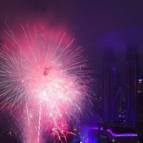 Πρωτοχρονιά 2026: Ο πλανήτης αποχαιρετά το 2025 με πυροτεχνήματα, καμπάνες και παγωμένες βουτιές