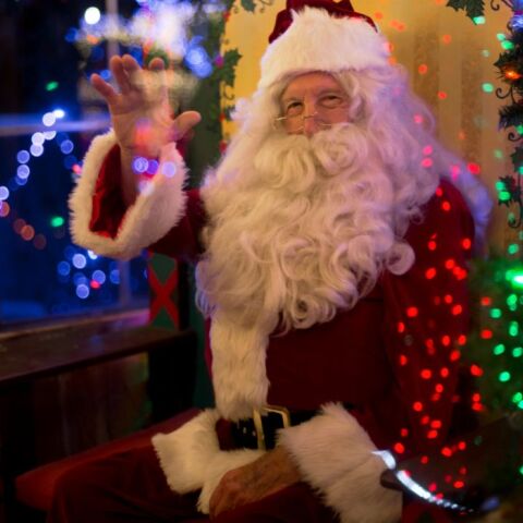 Το χωριό του Άγιου Βασίλη και η σκοτεινή πλευρά του υπερτουρισμού: όταν το Ροβανιέμι «λυγίζει» από τα πλήθη