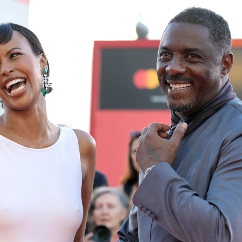 Ο Ίντρις Έλμπα με τη σύζυγό του, Σαμπρίνα Ντάουρε