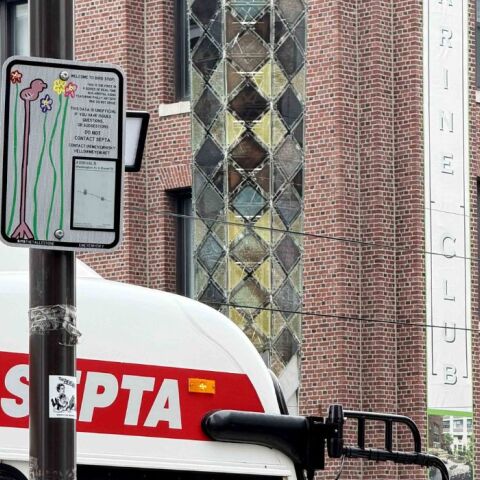 O «Bus Stop Banksy» της Φιλαδέλφεια δείχνει πότε έρχεται το λεωφορείο