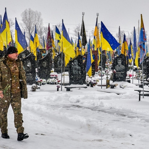 Ουκρανός στρατιώτης στο στρατιωτικό νεκροταφείο του Χάρκοβο