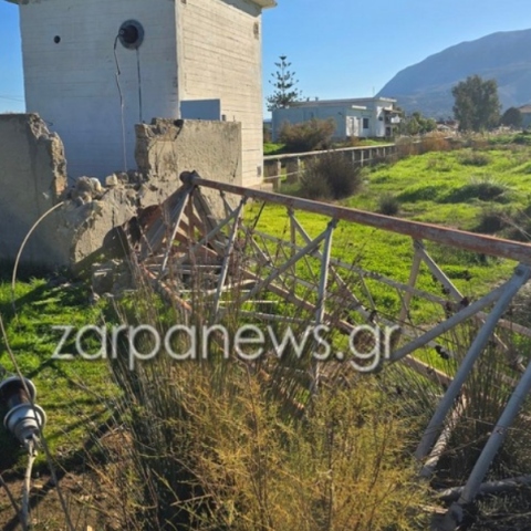 Έπεσε η κεραία του πομπού Μεσαίων της ΕΡΤ στην Σούδα