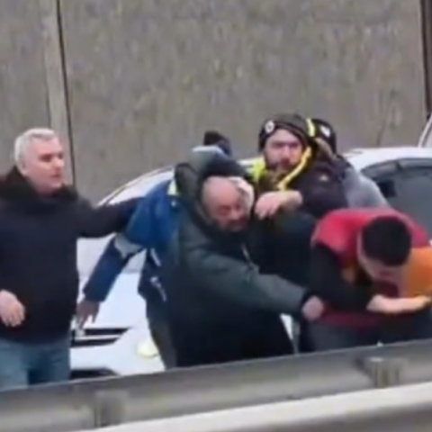 επίθεση οπαδών της Φενερμπαχτσέ σε οπαδό της Γαλατάσαραϊ