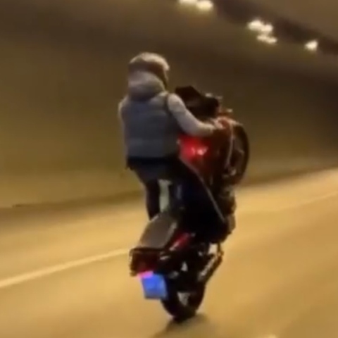 μηχανη κανει σούζες