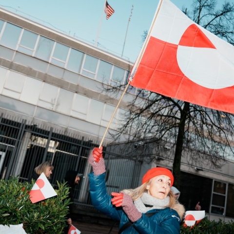 Διαδήλωση με το σύνθημα «Η Γροιλανδία είναι για τους Γροιλανδούς» μπροστά από την πρεσβεία των ΗΠΑ στην Κοπεγχάγη της Δανίας