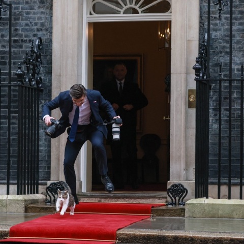 Απρόοπτο στη Ντάουνινγκ Στριτ: Ο φωτογράφος του Πολωνού προέδρου παραλίγο να πατήσει τον Λάρι