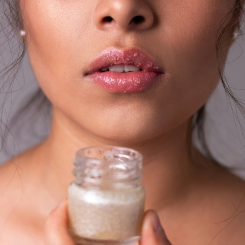 Plumping lip gloss: πόσο ασφαλής είναι αυτή η μέθοδος για τα χείλη μας;