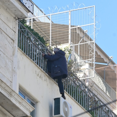 άνδρας απειλεί να πέσει από κτίριο 