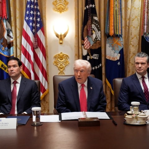 Ο πρόεδρος των ΗΠΑ, Ντόναλντ Τραμπ με το επιτελείο του στον Λευκό Οίκο