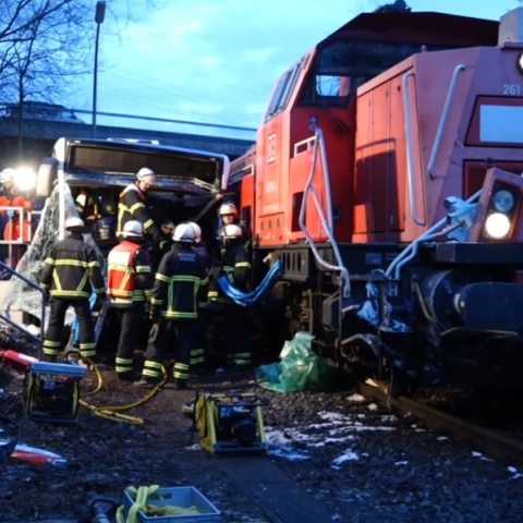 Σφοδρή σύγκρουση τρένου με λεωφορείο 