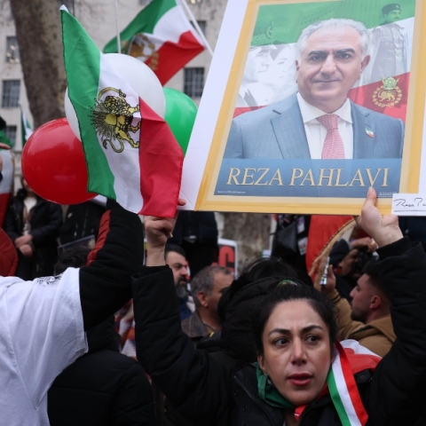 Διαδηλωτές υπέρ του Ρεζά Παχλεβί στο Λονδίνο 