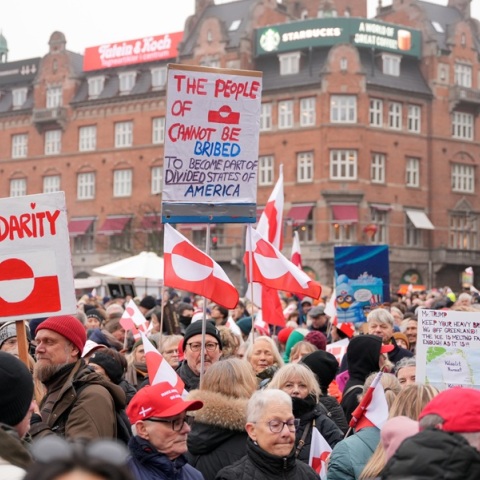 Μαζικές διαδηλώσεις σε όλη τη Δανία και τη Γροιλανδία