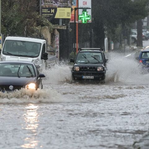 Κακοκαιρία στην Αττική: Απεγκλωβισμοί οδηγών και «ποτάμια» οι δρόμοι
