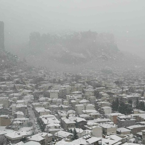 Η Καλαμπάκα ξύπνησε στα λευκά - Εντυπωσιακές εικόνες από το χιονισμένο τοπίο