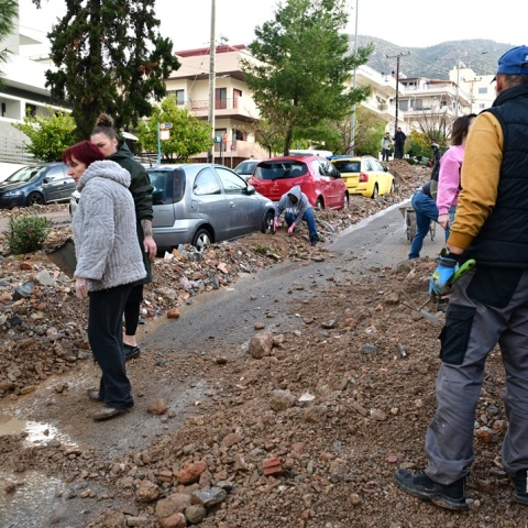 Πολίτες απομακρύνουν πέτρες από τον δρόμο