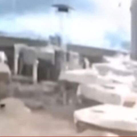 Στιγμιότυπο βίντεο με κύματα που κατακλύζουν εστιατόριο στην Κατάνια