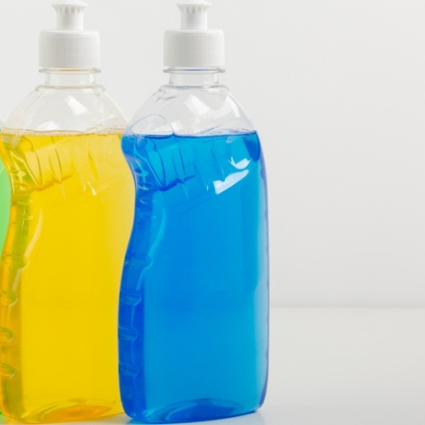 6 πράγματα που καθαρίζει το σαπούνι πιάτων καλύτερα από τα πιάτα