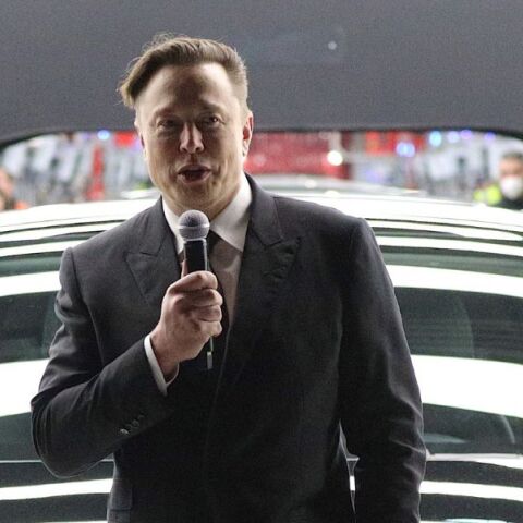 Γυναίκα έχασε εκατοντάδες χιλιάδες δολάρια, πιστεύοντας ότι συνομιλούσε με τον Έλον Μασκ και επένδυε σε «ιδιωτικές μετοχές» της Tesla.