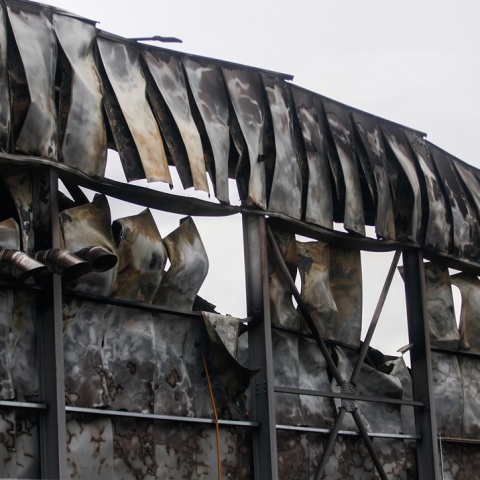 Συντρίμμια, καπνός, οδύνη | Η επόμενη ημέρα από την έκρηξη στην μπισκοτοβιομηχανία Βιολάντα 