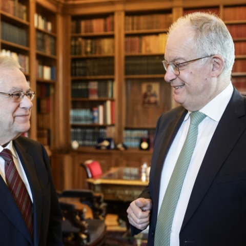 Συνάντηση του Προέδρου της Δημοκρατίας Κωνσταντίνου Τασούλα με τον πρώην πρωθυπουργό Λουκά Παπαδήμο