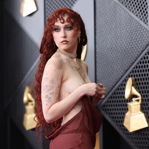 Grammy 2026: Η τολμηρή τόπλες εμφάνιση της Τσάπελ Ρόουν τράβηξε όλα τα βλέμματα στο κόκκινο χαλί