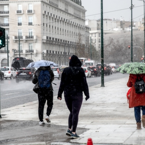 Καιρός, περαστικοι, βροχη