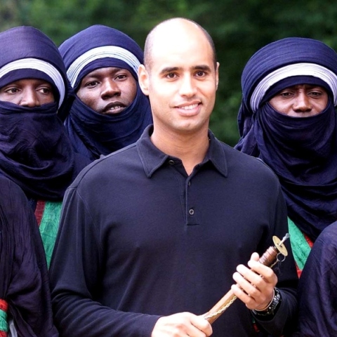 Ο Σαΐφ Καντάφι, γιος του Λίβυου ηγέτη με μέλη της φυλής Τουαρέγκ, 2002