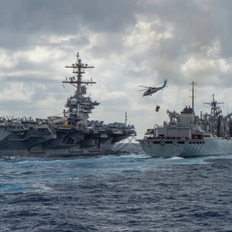 Το αεροπλανοφόρο Lincoln κατά τη διάρκεια ανεφοδιασμού