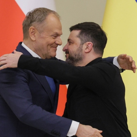 Ο Ουκρανός Πρόεδρος Βολοντίμιρ Ζελένσκι (δεξιά) και ο Πολωνός Πρωθυπουργός Ντόναλντ Τουσκ (αριστερά) σε συνέντευξη Τύπου μετά τη συνάντησή τους στο Παλάτι Μαριίνσκι στο Κίεβο της Ουκρανίας