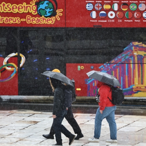 Καιρός, περαστικοι, βροχη