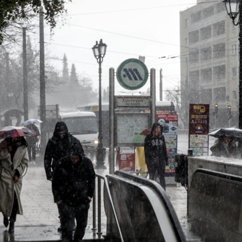 Καιρός, περαστικοι, βροχη