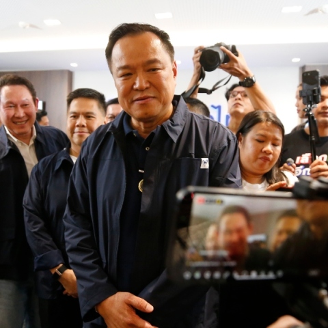 O πρωθυπουργός της Ταϊλάνδης και νικητής των εκλογών, Ανουτίν Τσαρνβιρακούλ 