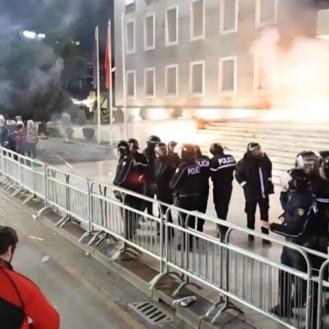 Επεισόδια στα Τίρανα. Βόμβες μολότοφ και συγκρούσεις έξω από τη Βουλή