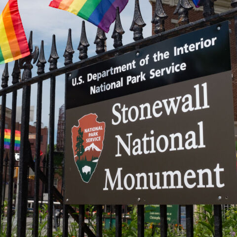 Η κυβέρνηση Τραμπ κατέβασε τη σημαία Pride από το μνημείο Στόουνγουολ στη Νέα Υόρκη