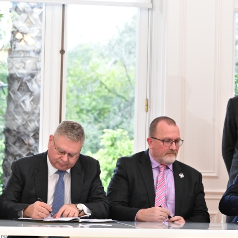 Υπογραφή, παρουσία του Πρωθυπουργού Κυριάκου Μητσοτάκη, των συμφωνιών μίσθωσης μεταξύ του ελληνικού κράτους και της κοινοπραξίας Chevron-Helleniq Energy