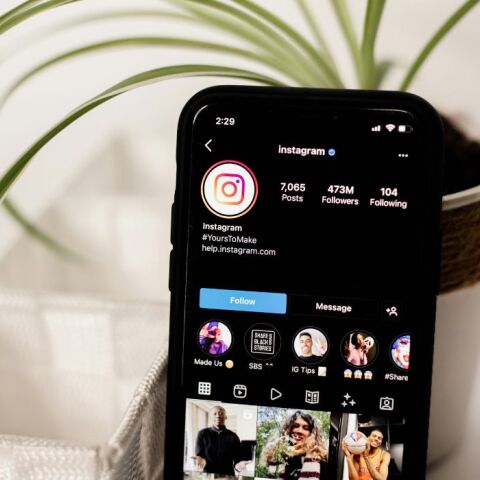 Η τυραννία των food influencers: ποιος τρώει τζάμπα και ποιος χαλάει το εστιατόριο;