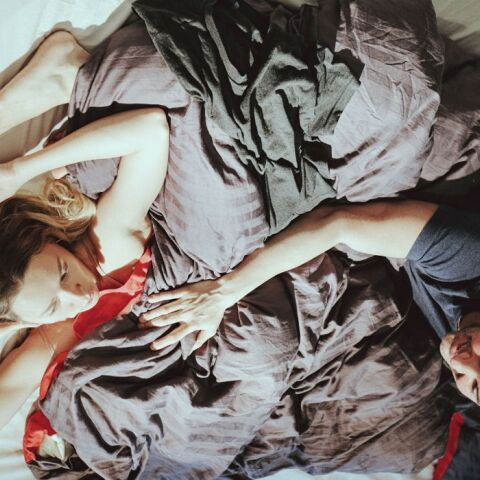 Είναι εφικτά τα πλατωνικά sleepovers; Τι λένε οι ειδικοί και γιατί το TikTok διχάζεται