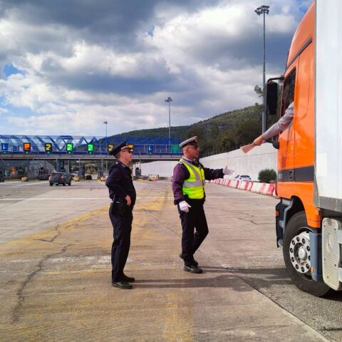 Έλεγχος της τροχαίας σε φορτηγό στα διόδια