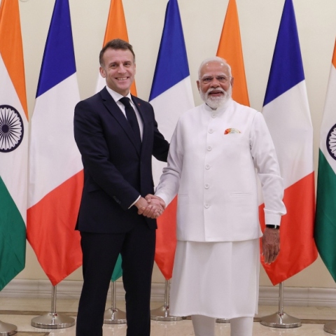 Ο πρωθυπουργός της Ινδίας, Ναρέντρα Μόντι με τον Γάλλο πρόεδρο, Εμανουέλ Μακρόν