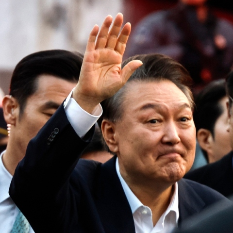 Ο ισοβίτης πρώην πρόεδρος της Νότιας Κορέας Γιουν Σουκ Γιέολ χαιρετά τους υποστηρικτές του 